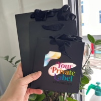 Sac de shopping en papier cartonné épais personnalisé avec logo, de luxe, blanc, rose, noir, pour l'emballage de cosmétiques