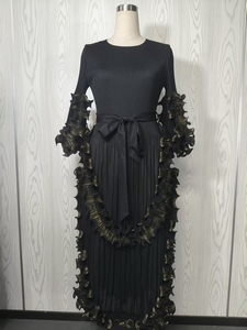 Một chiếc váy thanh lịch màu rắn mới với viền tai màu đen Một chiếc thắt lưng cổ tròn và một chiếc váy xếp li Miyake thoải mái - Product Image 6