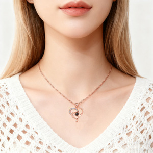Collier tendance en cuivre avec projection « <span class=keywords><strong>Je</strong></span> <span class=keywords><strong>t</strong></span>'<span class=keywords><strong>aime</strong></span> » en 100 langues, idéal pour la fête des Mères - Vente en gros - Product Image 4