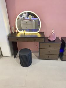 <span class=keywords><strong>Coiffeuse</strong></span> moderne en bois pour le maquillage, grand miroir LED, table <span class=keywords><strong>à</strong></span> langer avec armoire latérale pour projet de mobilier de chambre <span class=keywords><strong>à</strong></span> coucher. - Product Image 1