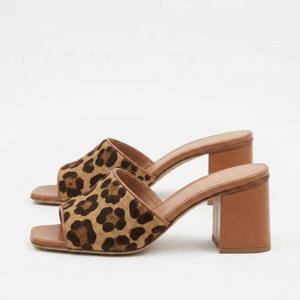 Sandales mules en cuir à talon épais Yichang, imprimé croco/serpent/léopard exotique, style défilé minimaliste et polyvalent - Product Image 1