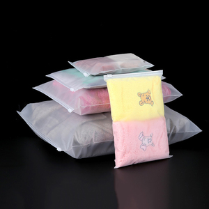 In Logo Nắp Kéo <span class=keywords><strong>Poly</strong></span> PE Quần Áo T-Shirts Túi Tùy Chỉnh Frosted Dây Kéo Nhựa Bao Bì Zip Khóa Túi Cho Quần Áo - Product Image 5