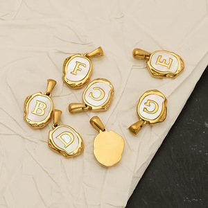 Colgante de Concha Barroca con Inicial |   Dijes de Letras del Alfabeto de Acero Inoxidable Chapados en Oro PVD de 18K |   Impermeable, Hipoalergénico y Duradero - Product Image 4
