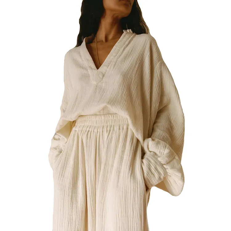 OEM Factory Home Lounge Wear Cozy Ivory Relaxed Loose Fit Plisado Gasa de algodón Cuello en V profundo Pantalones de dos piezas Conjunto de pijama Mujeres