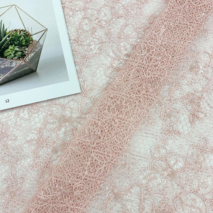 Tissu en dentelle métallique extensible à motif floral en maille transparente brodée de cordon doré et de paillettes roses pour vêtements de nuit, lingerie et sous-vêtements - Product Image 2