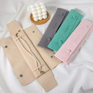 Tùy chỉnh sang trọng da lộn sợi nhỏ trang sức trường hợp Debossed thiết kế vòng cổ quà tặng bao bì Mặt dây chuyền hiển thị Pouch Organizer - Product Image 1