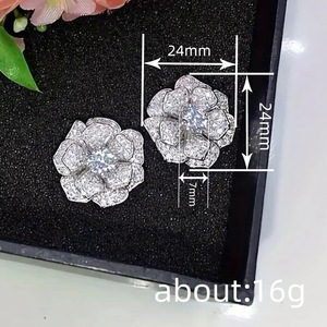 Orecchini a perno con fiore di camelia scintillante, eleganti gioielli floreali con pavé completo per donna - Product Image 4
