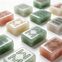 Ensemble de Mahjong haut de gamme en jade, avec tuiles de jade gris fumé, jade vert, jade blanc givré, ambre doré, lavande, rose pâle, bleu et noir - FACTORY