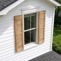 Volets extérieurs robustes en bois massif et lattes, panneaux d'accentuation de fenêtre rustiques en bois