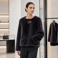 Veste en peau de mouton et cuir, col rond court, poche à boucle en cuir, manteau d'hiver pour femme