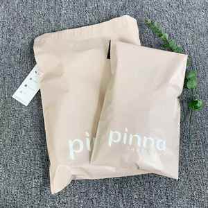 ถุงเมลเลอร์สำหรับรองเท้าและเสื้อผ้า ทนทานต่อการฉีกขาด รีไซเคิลได้ บรรจุภัณฑ์เสื้อผ้าพร้อมพิมพ์โลโก้ตามสั่ง ถุงพลาสติกโพลี - Product Image 3