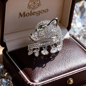 Broche con cabeza de leopardo Molegoo, aleación de cobre chapada en oro con piedras de circonio, accesorio de moda para hombre para fiestas. - Product Image 2