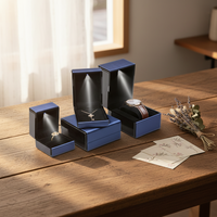 Boîte à bijoux luxueuse avec fonction d'éclairage. Boîte de présentation mate de style tiroir, personnalisable avec logo de marque.
