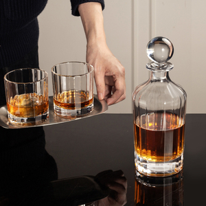Carafe à whisky <span class=keywords><strong>de</strong></span> luxe en gros, motif côtelé, avec bouchon hermétique en verre, base lourde, décanteur en cristal sans plomb, usage domestique, 850 ml - Product Image 3