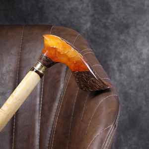 Bâton de marche artistique en résine et bois, conçu pour une prise en main confortable et une aide à la mobilité élégante - Product Image 1