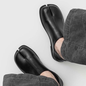 Mocasines planos con puntera separada estilo 'Pig's Foot' y diseño 'Horse Hoof', sin cordones, negros, nueva colección Verano 2026 - Product Image 1