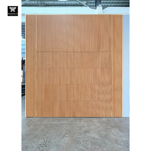 <span class=keywords><strong>Porte</strong></span> de <span class=keywords><strong>garage</strong></span> sectionnelle en aluminium intégrée au mur, moderne, à grain de bois clair, à rainures verticales, sans joint - Product Image 3
