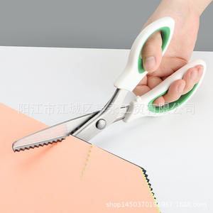 กรรไกรตัดผ้าอเนกประสงค์ 24 ซม. ด้ามจับสีเขียว ใบมีดหยัก สำหรับตัดผ้า - Product Image 3