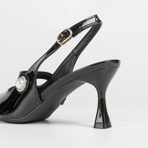 <span class=keywords><strong>Scarpe</strong></span> Eleganti da <span class=keywords><strong>Donna</strong></span> con <span class=keywords><strong>Tacco</strong></span> <span class=keywords><strong>a</strong></span> Spillo, Punta Affusolata e Cinturino Posteriore, in Pelle Verniciata Nera - Product Image 6