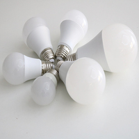 Vente en gros de ampoules en forme de culot E27 B22 à haut rendement, alimentation en courant alternatif de 5W, ampoules LED à bas prix