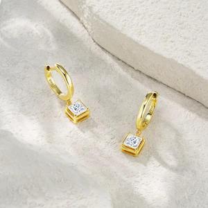 Boucles d'oreilles pendantes classiques carrées en moissanite 5,5 mm, testées au diamant, en argent S925 plaqué or 18 carats, couleur D, pureté VVS, pour femme - Product Image 3