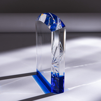 Trophée en verre K9 moderne, base bleue, motif arche de cristal, coupe diamant, gravure laser, impression par transfert thermique pour les meilleurs de la entreprise