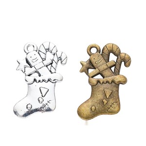 Breloque de chaussette de Noël rembourrée avec canne en sucre et bonhomme en pain d'épices, en alliage de zinc, argent antique, pour accent de cadeau de Noël - Product Image 1