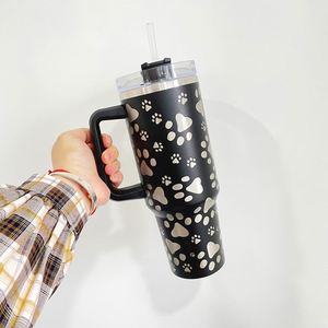 Venta al por mayor: Vaso térmico de acero inoxidable de doble pared de 40 onzas con diseño de huella de perro/gato grabado a láser, con asa y pajita. - Product Image 2