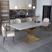 Ensemble de table à manger carrée en pierre frittée avec base en métal doré et plateau en dalle de roche, chaises confortables pour appartement, hôtel, villa
