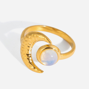 Anello Aperto Minimalista J&D a Forma <span class=keywords><strong>di</strong></span> <span class=keywords><strong>Luna</strong></span> Martellata in Acciaio Inossidabile Placcato Oro 18K con <span class=keywords><strong>Opale</strong></span> Incastonato, Regolabile, Regalo Celestiale per Donne - Product Image 1