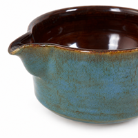 Ensemble de 4 pièces pour cérémonie du thé japonaise, bleu sarcelle, avec glaçure réactive, comprenant un bol en céramique à bec verseur, un support pour Chasen, un fouet en bambou et une cuillère.