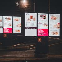 Affichage numérique LCD extérieur étanche personnalisé 3000 Nits avec gestion CMS à distance pour les panneaux de menu de restaurant, système de prix et de commande