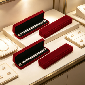 Caja Rectangular Clásica de Terciopelo Rojo para Collares Largos, con Forro Interior Negro, para Collares de Perlas, Cadenas y Joyería, Empaque para Venta al por Menor - Product Image 6