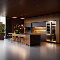 Mobili da cucina moderni minimalisti senza maniglie in legno di quercia caldo BALOM con isola in pietra nera marmorizzata e illuminazione a LED