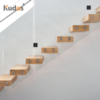 Escalier en L pour intérieur avec marches en chêne blanc et verre, garde-corps en verre trempé, escalier flottant en cantilever