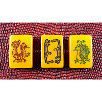 Le jeu de Mahjong Dragon par American Mahjong Tiles Set, comprenant les tuiles Red Dee Gallo et les jetons Crisloid Buddha Yellow, pour le divertissement
