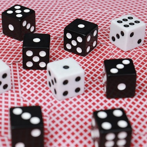 Dés en acrylique en gros D6 à six faces carrés à coins droits 16 mm <span class=keywords><strong>Noir</strong></span> et blanc Toutes les autres couleurs Pantone peuvent être personnalisées pour les jeux - Product Image 3