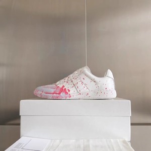 Sneakers en cuir style rétro ; baskets basses à lacets de créateur avec graffitis peints à la main pour un style streetwear décontracté et relaxant. - Product Image 1