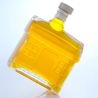 Bouteille à spiritueux en verre BOXUN BX-HS700 de 700 ml en forme de maison avec bouchon et fenêtres de toit en relief pour emballage cadeau personnalisé