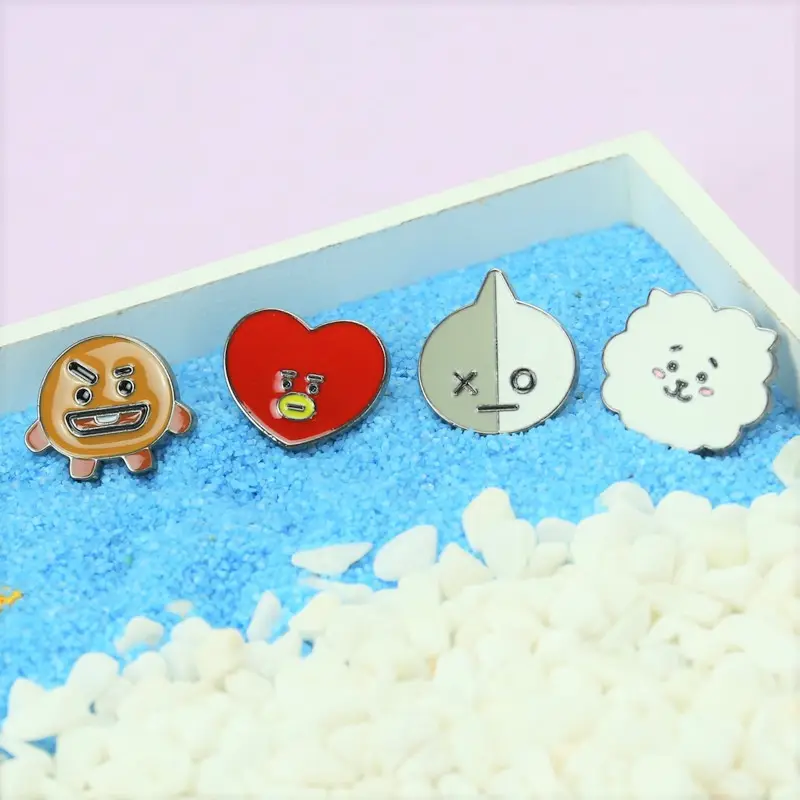 Broche de personagem de desenho animado fofo Bt21 Koya Broche de metal crachá coração ovelha alfinetes esmaltados Kpop Pin