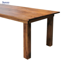 Table rectangulaire en pin massif avec pieds amovibles, style farmhouse, pour événements, mariages rustiques et banquets.