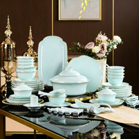 Service de table en céramique bleu clair 62 pièces, vaisselle de luxe en porcelaine avec bordure dorée pour la maison, les mariages et les banquets