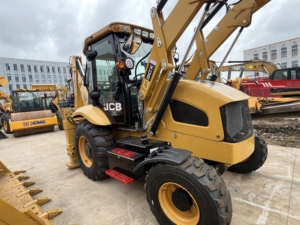 Nouvelle machine de construction tout-terrain JCB 3CX Plus 4WD haut de gamme, équipée d'une benne 4-en-1, adaptée aux travaux. - Product Image 2