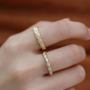Bague torsadée tricotée intemporelle inspirée de l’or 10 carats, chic français empilable dans un ton doré clair - Product Image 4