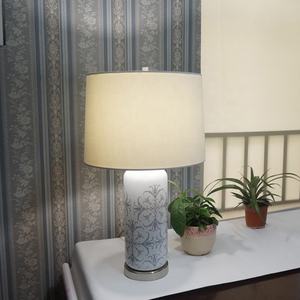 हाथ से पेंट पुष्प पैटर्न चीनी मिट्टी टेबल लैंप होटल के कमरे बेडसाइड दीपक कमरे में रहने वाले सोफे कैबिनेट सजावटी टेबल लैंप - Product Image 3