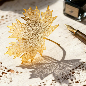 Segnalibro in Metallo Artigianale Personalizzato, Vendita Diretta dalla Fabbrica OEM, Segnalibro in Ottone a Forma di Foglia di Ginkgo o Acero - Product Image 1