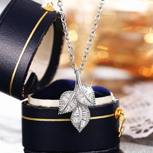 Collar con colgante de hoja para mujer, joyería sencilla y moderna, regalo para uso diario - Product Image 1