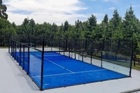 Terrain de padel panoramique extérieur haut de gamme bleu, terrain de tennis individuel avec gazon artificiel de 12 mm de hauteur pour usage sportif et construction.
