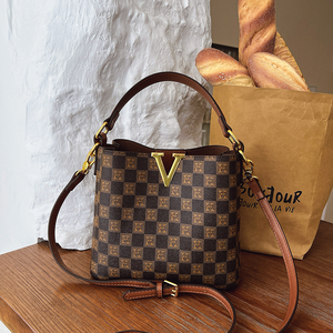 Sac seau en PU à motif géométrique pour femmes. La doublure est en polyester. Il a été conçu par un designer renommé.189 - Product Image 6