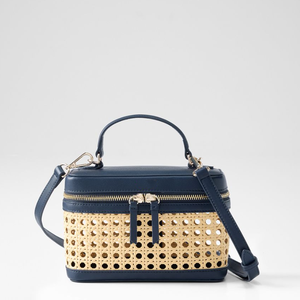 Borsa a scatola in rattan intrecciato stile bohémien, con finiture in pelle vegana color tan, essenziale per le vacanze estive - Product Image 2